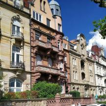 ein großes Gebäude mit Balkonen an der Seite