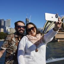 Ein Mann und eine Frau machen ein Foto vor dem Opernhaus