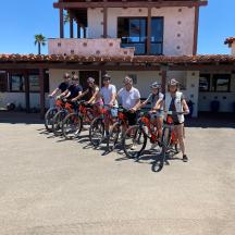 un grup de persones amb bicicleta davant d'un edifici