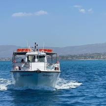 un vaixell blanc a l'aigua de l'oceà