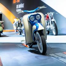 en motorscooter utstilt på en utstilling