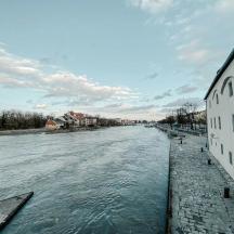 una vista di un fiume accanto a un edificio
