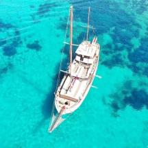 en båd, der flyder i vandet i havet