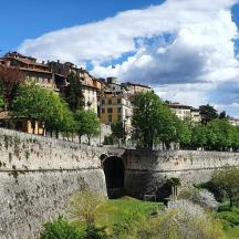 un ponte sopra un fiume in una città con edifici