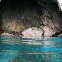 un estanque de agua en una cueva