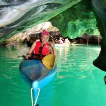 una donna in kayak in una grotta