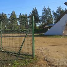 pagar dengan papan tanda di hadapan taman permainan