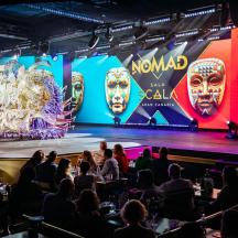 un grupo de personas sentadas en un escenario con un espectáculo