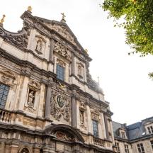 an ornate building in the city of versailles