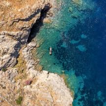 una vista aèria de l'oceà prop d'un penya-segat