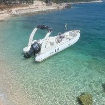 una llanxa ràpida a l'aigua a la platja