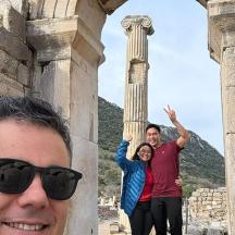 un home i una dona drets davant d'una columna