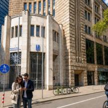 Ein Mann und eine Frau stehen vor einem Gebäude