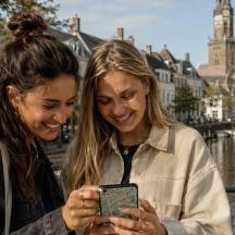to kvinder kigger på en smartphone