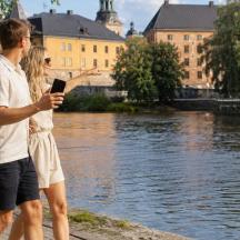 en mand og en kvinde står ved siden af et vandområde