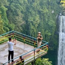 Zwei Männer fotografieren einen Wasserfall