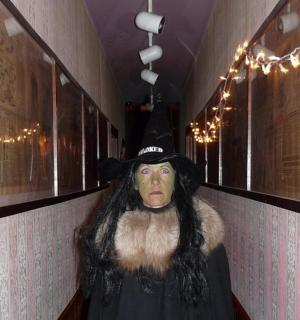 eine Statue einer Frau mit Hexenhut