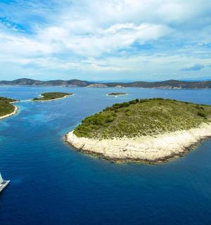 um barco na água ao lado de uma ilha