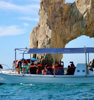 一群人在水中的船上