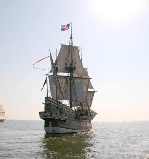 水中有三艘船，上面挂着旗帜