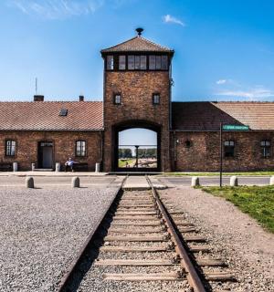 前面有火车轨道的建筑物