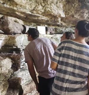 一群人站在山洞里