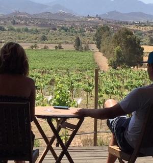 ein Mann und eine Frau sitzen an einem Tisch mit Aussicht