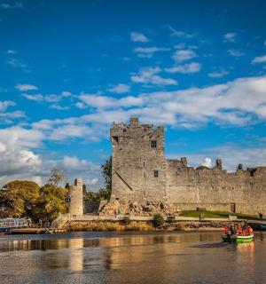 一座城堡，水中有一艘船