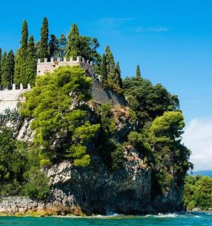 水中岛上的城堡