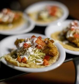 桌子上的一组盘子里的食物