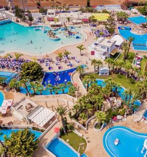 度假村水上乐园的鸟瞰图