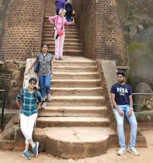 skupina lidí stojící na nějakých schodech