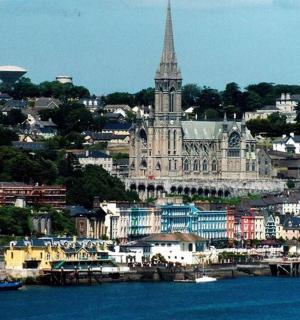 有一座钟楼和一座大楼的城市