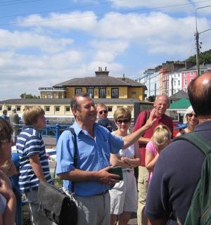 cilvēku grupa, kas stāv apkārt pūlī