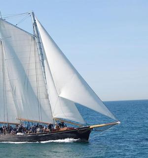 skupina lidí na plachetnici ve vodě