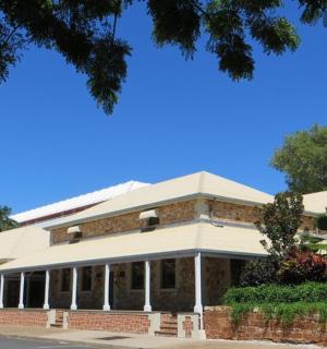 budova na straně ulice