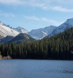 群山环绕的森林中的湖泊