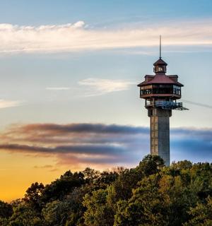 věž na vrcholu kopce se západem slunce