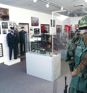 vitrína ve vojenském muzeu s mužem v uniformě