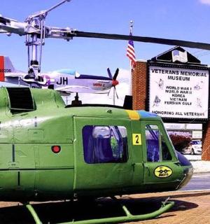 Zelený vrtulník je zaparkovaný před značkou