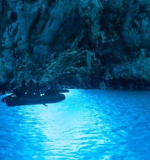 en person i en flotte i en blå grotta
