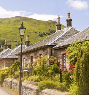 一排房子,背景是一座山