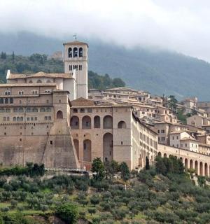 山上一座带有钟楼的大楼