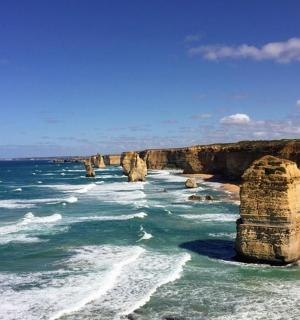 海滩旁边海里的一组岩石