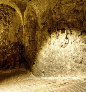 一间有石墙的旧石屋