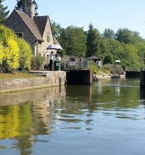 河流景观，背景是一栋房子