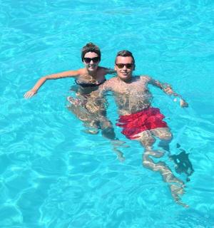 Dva muži plavou v modré vodě