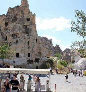 一群人站在岩层前