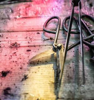 一把剪刀放在木桌上