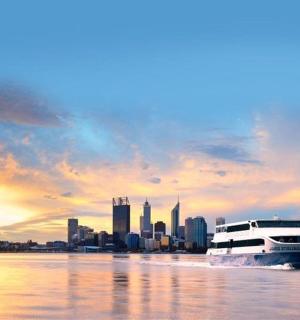 loď na vodě s městem v pozadí